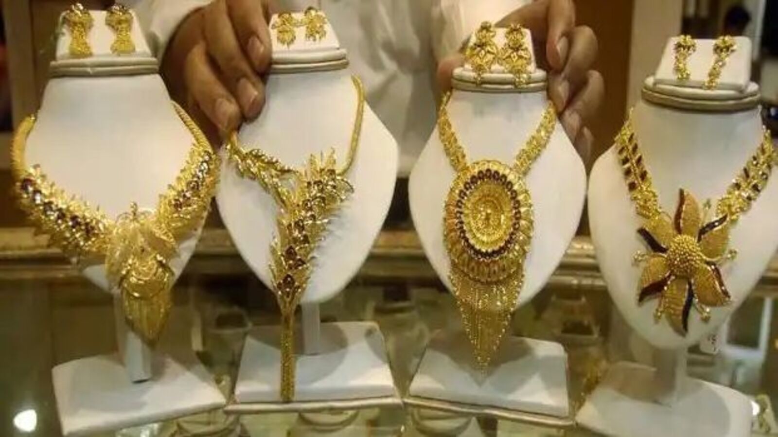 Gold Rate Today: ಗುರುವಾರವೂ ಚಿನ್ನದ ದರ ಏರಿಕೆ, ಬೆಳ್ಳಿ ಕೆಜಿ ಮೇಲೆ 2000 ರೂ ಹೆಚ್ಚಳ; ಇಂದು ಆಭರಣ ದರ ಎಷ್ಟಾಗಿದೆ ಗಮನಿಸಿ