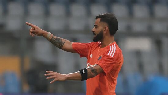 ಟಿ20 ವಿಶ್ವಕಪ್ನಲ್ಲಿ ಕೊಹ್ಲಿ ಅಂತಾರಾಷ್ಟ್ರೀಯ ಕ್ರಿಕೆಟ್ನಲ್ಲಿ 27,000 ರನ್ಗಳ ಮೈಲಿಗಲ್ಲನ್ನು ತಲುಪುವ ಅವಕಾಶ ಇದೆ. ಈ ಸಾಧನೆಗೈದ ವಿಶ್ವದ 4ನೇ ಕ್ರಿಕೆಟಿಗ ಎನಿಸಿಕೊಳ್ಳಲು ವಿರಾಟ್ಗೆ 267 ರನ್ಗಳ ಅಗತ್ಯ ಇದೆ. ಟಿ20 ವಿಶ್ವಕಪ್ನಲ್ಲಿ ಕೊಹ್ಲಿ ಅಂತಾರಾಷ್ಟ್ರೀಯ ಕ್ರಿಕೆಟ್ನಲ್ಲಿ 27,000 ರನ್ಗಳ ಮೈಲಿಗಲ್ಲನ್ನು ತಲುಪುವ ಅವಕಾಶ ಇದೆ. ಈ ಸಾಧನೆಗೈದ ವಿಶ್ವದ 4ನೇ ಕ್ರಿಕೆಟಿಗ ಎನಿಸಿಕೊಳ್ಳಲು ವಿರಾಟ್ಗೆ 267 ರನ್ಗಳ ಅಗತ್ಯ ಇದೆ.