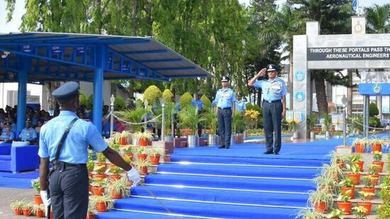 ಬೆಂಗಳೂರಿನಲ್ಲಿರುವ &nbsp;ಏರ್‌ಫೋರ್ಸ್‌ ಟೆಕ್ನಿಕಲ್‌ ಕಾಲೇಜಿನಲ್ಲಿ ಆಯೋಜನೆಗೊಂಡಿದ್ದ 60 ಏರೋನಾಟಿಕಲ್‌ ಎಂಜಿನಿಯರ್‌ಗಳ ತರಬೇತಿ ಪಥ ಸಂಚಲನ ಕಾರ್ಯಕ್ರಮಕ್ಕೆ ಆಗಮಿಸಿದ ಸೇನಾಧಿಕಾರಿ ಏರ್‌ ಮಾರ್ಷಲ್‌ ಎಸ್‌ಪಿ ಧನಕರ್‌ ಅವರನ್ನು ಬರ ಮಾಡಿಕೊಳ್ಳಲಾಯಿತು.