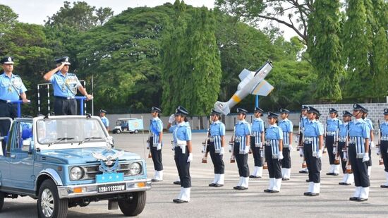 ಆಕರ್ಷಕ ಪಥಸಂಚಲನದಲ್ಲಿ &nbsp;ಏರ್‌ ಮಾರ್ಷಲ್‌ ಎಸ್‌ಪಿ ಧನಕರ್‌ ಅವರು ತರಬೇತಿಯಲ್ಲಿ ಭಾಗಿಯಾದ ಎಂಜಿನಿಯರ್‌ ಗಳಿಂದ ವಂದನೆ ಸ್ವೀಕರಿಸಿದರು.