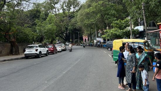 ಬೆಂಗಳೂರಿನಲ್ಲಿ ಇನ್ನೇನು ಮಳೆ ಶುರುವಾಯಿತು ಎನ್ನುವ ವಾತಾವರಣದಲ್ಲಿ ಮನೆಯಿಂದ ಮಕ್ಕಳೊಂದಿಗೆ ಹೊರ ಬಂದ ಕುಟುಂಬ ವಾಪಾಸಾಗಲು ಅಣಿಯಾಯಿತು.