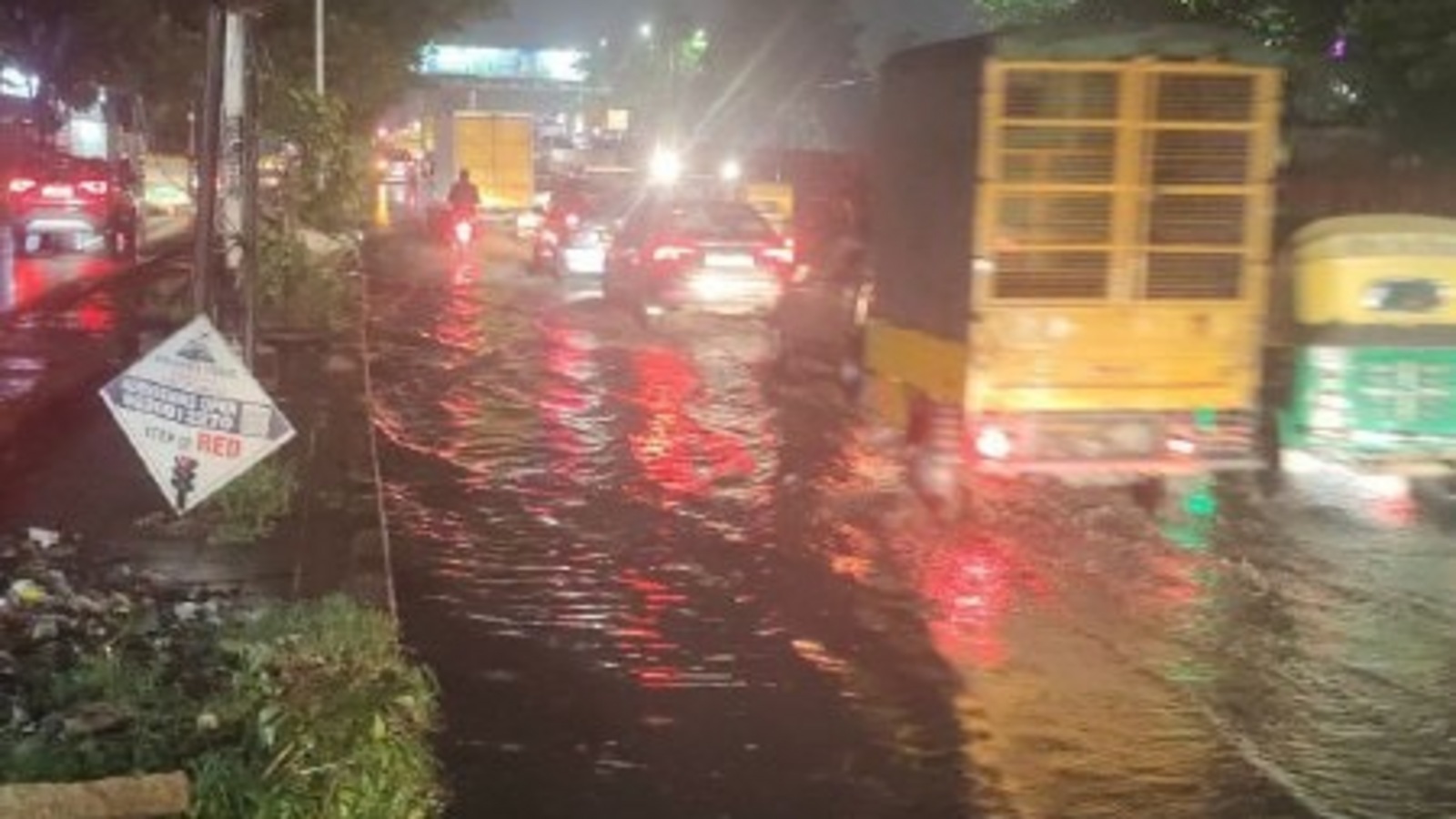 ಬೆಂಗಳೂರಿನಲ್ಲಿ ಆಲಿಕಲ್ಲು ಸಹಿತ ಭಾರಿ ಮಳೆಯಿಂದ ಅವಾಂತರ; ರಸ್ತೆಗಳಲ್ಲಿ ನೀರು, ವಾಹನ ಸವಾರರ ಪರದಾಟ