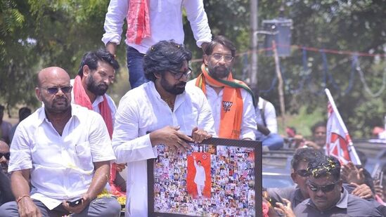 ಲೋಕಸಭಾ ಚುನಾವಣೆ 2024ರಲ್ಲಿ ಎನ್‌ಡಿಎ ಮೈತ್ರಿಕೂಟ ಗೆಲುವಿನತ್ತ ಸಾಗುತ್ತಿದೆ. ಇಲ್ಲಿನ ಪಿಠಾಪುರ ಕ್ಷೇತ್ರದಿಂದ ಸ್ಪರ್ಧಿಸಿದ್ದ ಜನಸೇನಾ ನಾಯಕ ಪವನ್ ಕಲ್ಯಾಣ್ ಭಾರಿ ಬಹುಮತದಿಂದ ಗೆಲ್ಲುವ ಸಾಧ್ಯತೆ ಇದೆ.
