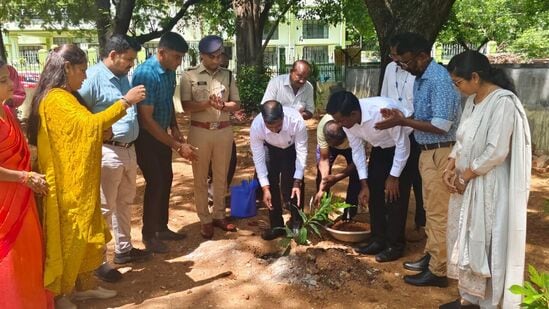 ವಿಶ್ವ ಪರಿಸರ ದಿನಾಚರಣೆ ಸಂಬಂಧ ಮಂಡ್ಯದ ಕೆಆರ್‌ಐಡಿಎಲ್‌( &nbsp;KRIDL) ಕಚೇರಿ ಆವರಣದಲ್ಲಿ ಜಿಲ್ಲಾಧಿಕಾರಿ ಡಾ. ಕುಮಾರ ಅವರು ಗಿಡ ನೆಡುವ ಮೂಲಕ ಚಾಲನೆ ನೀಡಿದರು.ಕಾರ್ಯಕ್ರಮದಲ್ಲಿ ಜಿಲ್ಲಾ ಪೊಲೀಸ್ ವರಿಷ್ಠಾಧಿಕಾರಿ ಎನ್ ಯತೀಶ್, ಜಿಲ್ಲಾ ಪಂಚಾಯತ್ ಮುಖ್ಯ ಕಾರ್ಯನಿರ್ವಾಹಕ ಅಧಿಕಾರಿ ಶೇಖ್ ತನ್ವೀರ್ ಆಸಿಫ್, ಅಪರ ಜಿಲ್ಲಾಧಿಕಾರಿ ಡಾ: ಹೆಚ್ ಎಲ್ ನಾಗರಾಜು ಅವರು ಉಪಸ್ಥಿತರಿದ್ದರು.