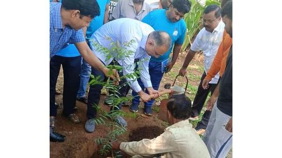 ವಿಶ್ವ ಪರಿಸರ ದಿನಾಚರಣೆ ಪ್ರಯುಕ್ತ ಬೆಂಗಳೂರಿನ ಗಾಂಧಿನಗರ ವಿಧಾನಸಭಾ ಕ್ಷೇತ್ರ ವ್ಯಾಪ್ತಿಯ &nbsp;ಶಿರೂರು ಪಾರ್ಕ್ ಪಕ್ಕದಲ್ಲಿರುವ ಉದ್ಯಾನವನದಲ್ಲಿ ಗಿಡ ನೆಡುವ ಮೂಲಕ &nbsp;ಪರಿಸರ ದಿನವನ್ನು ಸಚಿವ ದಿನೇಶ್‌ ಗುಂಡೂರಾವ್‌ ಆಚರಿಸಿದರು.