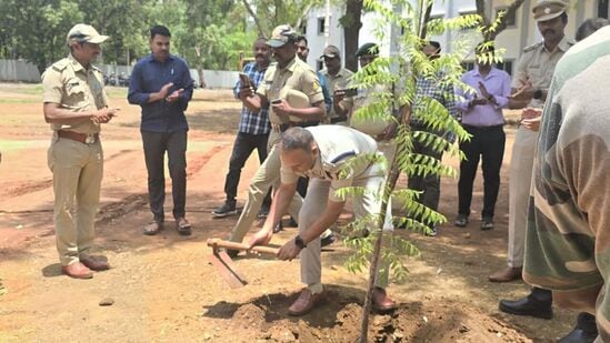 ಹೊಸಪೇಟೆಯಲ್ಲಿರುವ ವಿಜಯನಗರ ಜಿಲ್ಲಾ ಪೊಲೀಸ್‌ ವರಿಷ್ಟಾಧಿಕಾರಿಗಳ ಕಚೇರಿಯಲ್ಲಿ ಎಸ್ಪಿ ಹರಿಬಾಬು ಸಸಿ ನೆಟ್ಟರು.