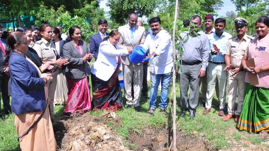 ಕರ್ನಾಟಕ ರಾಜ್ಯ ಕಾನೂನು ಸೇವೆಗಳ ಪ್ರಾಧಿಕಾರ ,ಜಿಲ್ಲಾ ಕಾನೂನು ಸೇವೆಗಳ ಪ್ರಾಧಿಕಾರ, &nbsp;ವಕೀಲರ ಸಂಘ, ಅರಣ್ಯ ಇಲಾಖೆ , ಅಗ್ನಿಶಾಮಕ ದಳ ಮತ್ತು ತುರ್ತು ಸೇವೆಗಳ ಇಲಾಖೆ, ನಗರಸಭೆ, ರೋಟರಿ ವತಿಯಿಂದ ಮಂಡ್ಯ ಜಿಲ್ಲಾ ಅಗ್ನಿಶಾಮಕ ದಳ ಕಚೇರಿ ಆವರಣದಲ್ಲಿ ವಿಶ್ವ ಪರಿಸರ ದಿನಾಚರಣೆ ಕಾರ್ಯಕ್ರಮದಲ್ಲಿ ಪ್ರಧಾನ ಜಿಲ್ಲಾ ಹಾಗೂ ಸತ್ರ ನ್ಯಾಯಾಧೀಶರಾದ ಬಿ.ಜಿ.ರಮಾ &nbsp;ಗಿಡ ನೆಟ್ಟು ನೀರು &nbsp;ಹಾಕಿದರು.