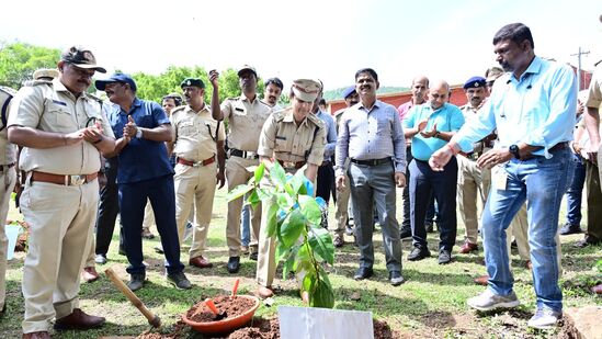 ವಿಶ್ವ ಪರಿಸರ ದಿನಾಚರಣೆ-2024 ಅಂಗವಾಗಿ ಮೈಸೂರಿನ ಮೌಂಟೆಡ್ ಕಂಪನಿಯ ಆವರಣದಲ್ಲಿ ಸಸಿ ನೆಡುವ ಕಾರ್ಯಕ್ರಮವನ್ನು ಇನ್ಪೋಸಿಸ್ ರವರ ಸಹಯೋಗದೊಂದಿಗೆ ಹಮ್ಮಿಕೊಳ್ಳಲಾಗಿತ್ತು. &nbsp;ಮಾನ್ಯ ಪೊಲೀಸ್ ಆಯುಕ್ತರಾದ ಬಿ. ರಮೇಶ್ , ಡಿಸಿಪಿ ಗಳಾದ ಜಾಹ್ನವಿ, ಮಾರುತಿ, &nbsp;ಶೈಲೇಂದ್ರ, &nbsp;ದೊರೆಮಣಿ ಭೀಮಯ್ಯಭಾಗವಹಿಸಿದ್ದರು.&nbsp;