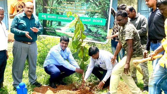 ನಂಜನಗೂಡಿನ ಬಾಲಕರ ಸರ್ಕಾರಿ ಪದವಿಪೂರ್ವ &nbsp; ಕಾಲೇಜಿನ ಆವರಣದಲ್ಲಿ ಗಿಡವನ್ನು ನೆಡುವ ಮೂಲಕ ವಿಶ್ವ ಪರಿಸರ ದಿನಾಚರಣೆಯನ್ನು ಹಮ್ಮಿಕೊಳ್ಳಲಾಗಿತ್ತು. ಕಾಲೇಜಿನರಾದ &nbsp;ಪ್ರಾಂಶುಪಾಲರಾದ ಲಯನ್ ಸಿ.ಆರ್ ದಿನೇಶ್, ವಲಯ ಅರಣ್ಯ ಅಧಿಕಾರಿ ಗಂಗಾಧರ್, ಉಪ ವಲಯ ಅರಣ್ಯ ಅಧಿಕಾರಿ ದಯಾನಂದ್, ಕಿಶೋರ್, ಅರಣ್ಯ ಪಾಲಕ ಮಂಜುನಾಥ್ &nbsp;ಮತ್ತು &nbsp;ಕಾಲೇಜಿನ ಹಿರಿಯ ಉಪನ್ಯಾಸಕರಾದ ಅಶ್ವತ್ ನಾರಾಯಣಗೌಡ, ಸರ್ಕಾರಿ ನೌಕರರ ಅಧ್ಯಕ್ಷರಾದ ರಂಗಸ್ವಾಮಿ ,ರಾಷ್ಟ್ರೀಯ ಸೇವಾ ಯೋಜನೆಯ ವಿಭಾಗ ಅಧಿಕಾರಿ ಡಾ.ಟಿ ಕೆ ರವಿ ದಿನೇಶ್ ಮುಂತಾದವರು ಉಪಸ್ಥಿತರಿದ್ದರು .