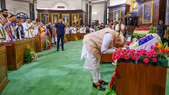 ಎನ್‌ಡಿಎ ಸಭೆಗೆ ಮೊದಲು ಸಂವಿಧಾನದ ಪ್ರತಿಗೆ ನರೇಂದ್ರ ಮೋದಿ ಅವರು ಶಿರಬಾಗಿ ನಮಿಸುವಾಗ ಅಲ್ಲಿದ್ದ ಅಚ್ಚರಿಯೊಂದಿಗೆ ಎನ್‌ಡಿಎ ನಾಯಕರು ಚಪ್ಪಾಳೆಯೊಂದಿಗೆ ಅವರನ್ನು ಬರಮಾಡಿಕೊಂಡರು