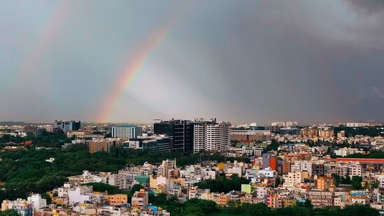 ಇದು ಬೆಂಗಳೂರಿನ ಜಯನಗರ ಭಾಗದಲ್ಲಿ ಕಂಡು ಕಾಮನಬಿಲ್ಲಿನ ಸುಂದರ ಸನ್ನಿವೇಶ. ಮಳೆ ಬಂದ ನಂತರ ಬಿಸಿಲು ಬಿದ್ದಾಗ ಕಾಮನಬಿಲ್ಲು ಮೂಡಿತು.