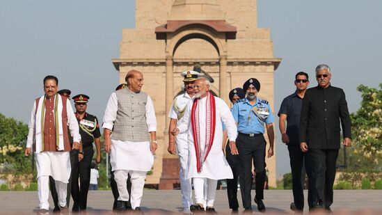 ಭಾರತದ ಪ್ರಧಾನಿಯಾಗಿ ನರೇಂದ್ರ ಮೋದಿ ಮೂರನೇ ಬಾರಿಗೆ ಪ್ರಮಾಣ ವಚನ ಸ್ವೀಕರಿಸಲಿದ್ದು.ಇದಕ್ಕಾಗಿ ಹಲವು ಸ್ಮಾರಕಗಳಿಗೆ ಭೇಟಿ ನೀಡಿ ಗೌರವ ಸಲ್ಲಿಸಲು ಹೊರಟರು.