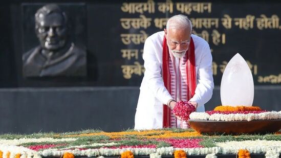 ಭಾರತದ ಮಾಜಿ ಪ್ರಧಾನಿ ಹಾಗೂ ಬಿಜೆಪಿ ಅಧಿಕಾರಕ್ಕೆ ತರುವಲ್ಲಿ ಶ್ರಮಿಸಿದ್ದ ಹಿರಿಯ ನಾಯಕ ಅಟಲ್‌ ಬಿಹಾರಿ ವಾಜಪೇಯಿ ಅವರ ಸ್ಮಾರಕಕ್ಕೂ ಪುಷ್ಮ ನಮನವನ್ನು ಮೋದಿ ಸಲ್ಲಿಸಿದರು.