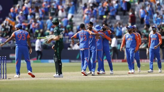 ಟಿ 20 ವಿಶ್ವಕಪ್ ಇತಿಹಾಸದಲ್ಲಿ, ಭಾರತ ತಂಡವು ಲೋ ಸ್ಕೋರ್ ಅನ್ನು ರಕ್ಷಿಸುವ ಮೂಲಕ ಜಂಟಿ ದಾಖಲೆಯನ್ನು ನಿರ್ಮಿಸಿದೆ. ಈ ಮೂಲಕ ರೋಹಿತ್ ಶರ್ಮಾ ಶ್ರೀಲಂಕಾದ 10 ವರ್ಷಗಳ ದಾಖಲೆಯನ್ನು ಸರಿಗಟ್ಟಿದ್ದಾರೆ. 2014ರಲ್ಲಿ ನ್ಯೂಜಿಲೆಂಡ್ ವಿರುದ್ಧ ಶ್ರೀಲಂಕಾ 120 ರನ್ಗಳನ್ನು ರಕ್ಷಿಸಿಕೊಂಡಿತ್ತು. ಟಿ 20 ವಿಶ್ವಕಪ್ ಇತಿಹಾಸದಲ್ಲಿ, ಭಾರತ ತಂಡವು ಲೋ ಸ್ಕೋರ್ ಅನ್ನು ರಕ್ಷಿಸುವ ಮೂಲಕ ಜಂಟಿ ದಾಖಲೆಯನ್ನು ನಿರ್ಮಿಸಿದೆ. ಈ ಮೂಲಕ ರೋಹಿತ್ ಶರ್ಮಾ ಶ್ರೀಲಂಕಾದ 10 ವರ್ಷಗಳ ದಾಖಲೆಯನ್ನು ಸರಿಗಟ್ಟಿದ್ದಾರೆ. 2014ರಲ್ಲಿ ನ್ಯೂಜಿಲೆಂಡ್ ವಿರುದ್ಧ ಶ್ರೀಲಂಕಾ 120 ರನ್ಗಳನ್ನು ರಕ್ಷಿಸಿಕೊಂಡಿತ್ತು.