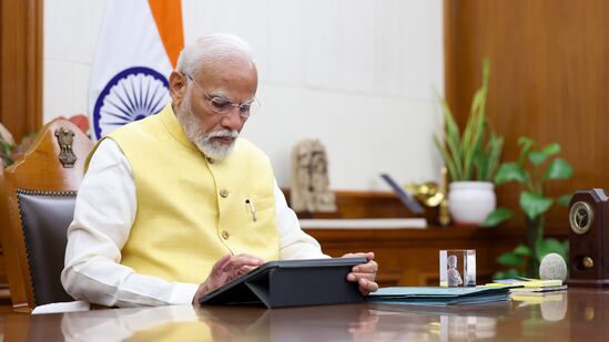ದೇವರ ಹೆಸರಿನಲ್ಲಿ ಪ್ರಮಾಣ ವಚನ ಸ್ವೀಕರಿಸಿದ ಮೋದಿ, ಜವಾಹರಲಾಲ್ ನೆಹರೂ ನಂತರ ಸತತ ಮೂರನೇ ಬಾರಿಗೆ ಅಧಿಕಾರಕ್ಕೇರಿದ ಭಾರತದ ಎರಡನೇ ಪ್ರಧಾನಿ ಎಂಬ ಹೆಗ್ಗಳಿಕೆಗೆ ಪಾತ್ರರಾದರು. ಹಾಗಿದ್ದರೆ, ಭಾರತದ ಪ್ರಧಾನಿಗೆ ಎಷ್ಟು ಸಂಬಳವಿರುತ್ತದೆ? ಸರ್ಕಾರದಿಂದ ಅವರಿಗೆ ಸಿಗುವ ಸವಲತ್ತುಗಳೇನು ಎಂಬ ಕುತೂಹಲ ನಿಮಗಿರಬಹುದು. ಅದಕ್ಕೆ ಉತ್ತರ ಇಲ್ಲಿದೆ ನೋಡಿ.