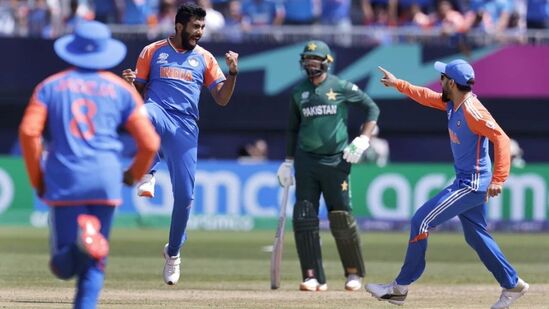 ಆದರೆ 120 ರನ್ಗಳ ಗುರಿಯನ್ನು ಪಾಕ್ ಬೆನ್ನಟ್ಟಲು ವಿಫಲವಾಯಿತು. ಜಸ್ಪ್ರೀತ್ ಬುಮ್ರಾ (14/3) ಮತ್ತು ಹಾರ್ದಿಕ್ ಪಾಂಡ್ಯ (24/2) ಅವರ ಅದ್ಭುತ ಬೌಲಿಂಗ್ ನೆರವಿನಿಂದ ಪಾಕ್ ತಂಡವನ್ನು 20 ಓವರ್ಗಳಲ್ಲಿ 113 ರನ್ಗಳಿಗೆ ಕಟ್ಟಿ ಹಾಕಲಾಯಿತು. ಆದರೆ 120 ರನ್ಗಳ ಗುರಿಯನ್ನು ಪಾಕ್ ಬೆನ್ನಟ್ಟಲು ವಿಫಲವಾಯಿತು. ಜಸ್ಪ್ರೀತ್ ಬುಮ್ರಾ (14/3) ಮತ್ತು ಹಾರ್ದಿಕ್ ಪಾಂಡ್ಯ (24/2) ಅವರ ಅದ್ಭುತ ಬೌಲಿಂಗ್ ನೆರವಿನಿಂದ ಪಾಕ್ ತಂಡವನ್ನು 20 ಓವರ್ಗಳಲ್ಲಿ 113 ರನ್ಗಳಿಗೆ ಕಟ್ಟಿ ಹಾಕಲಾಯಿತು.