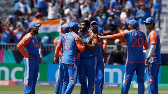 ಟಿ20ಐ ಕ್ರಿಕೆಟ್ನಲ್ಲಿ ಕಡಿಮೆ ಸ್ಕೋರ್ಗೆ ಪಾಕಿಸ್ತಾನ ತಂಡವನ್ನು ಡಿಫೆಂಡ್ ಮಾಡಿಕೊಂಡು ತನ್ನದೇ 8 ವರ್ಷಗಳ ದಾಖಲೆ ಮುರಿದಿದೆ. ಈ ಹಿಂದೆ 2016ರಲ್ಲಿ ಹರಾರೆಯಲ್ಲಿ ಜಿಂಬಾಬ್ವೆ ವಿರುದ್ಧ ನಡೆದ ಟಿ20 ಪಂದ್ಯದಲ್ಲಿ ಭಾರತ 139 ರನ್ ಗಳಿಸಿತ್ತು. 2017ರಲ್ಲಿ ಇಂಗ್ಲೆಂಡ್ ವಿರುದ್ಧ 145 ರನ್ ಹಾಗೂ 2016ರಲ್ಲಿ ಬಾಂಗ್ಲಾದೇಶ ವಿರುದ್ಧ ಟಿ20 ಸರಣಿ ಆಡಿತ್ತು. ಈ ಸ್ಕೋರ್ಗಳನ್ನು ಭಾರತ ರಕ್ಷಿಸಿಕೊಂಡಿತ್ತು. ಟಿ20ಐ ಕ್ರಿಕೆಟ್ನಲ್ಲಿ ಕಡಿಮೆ ಸ್ಕೋರ್ಗೆ ಪಾಕಿಸ್ತಾನ ತಂಡವನ್ನು ಡಿಫೆಂಡ್ ಮಾಡಿಕೊಂಡು ತನ್ನದೇ 8 ವರ್ಷಗಳ ದಾಖಲೆ ಮುರಿದಿದೆ. ಈ ಹಿಂದೆ 2016ರಲ್ಲಿ ಹರಾರೆಯಲ್ಲಿ ಜಿಂಬಾಬ್ವೆ ವಿರುದ್ಧ ನಡೆದ ಟಿ20 ಪಂದ್ಯದಲ್ಲಿ ಭಾರತ 139 ರನ್ ಗಳಿಸಿತ್ತು. 2017ರಲ್ಲಿ ಇಂಗ್ಲೆಂಡ್ ವಿರುದ್ಧ 145 ರನ್ ಹಾಗೂ 2016ರಲ್ಲಿ ಬಾಂಗ್ಲಾದೇಶ ವಿರುದ್ಧ ಟಿ20 ಸರಣಿ ಆಡಿತ್ತು. ಈ ಸ್ಕೋರ್ಗಳನ್ನು ಭಾರತ ರಕ್ಷಿಸಿಕೊಂಡಿತ್ತು.