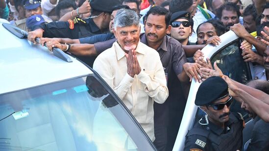 ಮುಖ್ಯಮಂತ್ರಿಯಾಗಿ ಪ್ರಮಾಣ ವಚನ ಸ್ವೀಕರಿಸಲು ಆಗಮಿಸಿದ ನಾರಾ ಚಂದ್ರಬಾಬು ನಾಯ್ಡು. ನಾಲ್ಕನೇ ಬಾರಿಗೆ ಅವರು ಸಿಎಂ ಹುದ್ದೆ ಅಲಂಕರಿಸಿದರು.