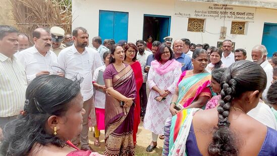 ತುಮಕೂರು ಜಿಲ್ಲೆ ಬಿಸಾಡಿಹಟ್ಟಿ ಗ್ರಾಮಕ್ಕೆ ಕರ್ನಾಟಕ ರಾಜ್ಯ ಮಹಿಳಾ ಆಯೋಗದ ಅಧ್ಯಕ್ಷೆ ಡಾ.ನಾಗಲಕ್ಷ್ಮಿ ಚೌಧರಿ ಭೇಟಿ ನೀಡಿದ್ದರು. ತುಮಕೂರು ಜಿಲ್ಲೆ ಬಿಸಾಡಿಹಟ್ಟಿ ಗ್ರಾಮಕ್ಕೆ ಕರ್ನಾಟಕ ರಾಜ್ಯ ಮಹಿಳಾ ಆಯೋಗದ ಅಧ್ಯಕ್ಷೆ ಡಾ.ನಾಗಲಕ್ಷ್ಮಿ ಚೌಧರಿ ಭೇಟಿ ನೀಡಿದ್ದರು.
