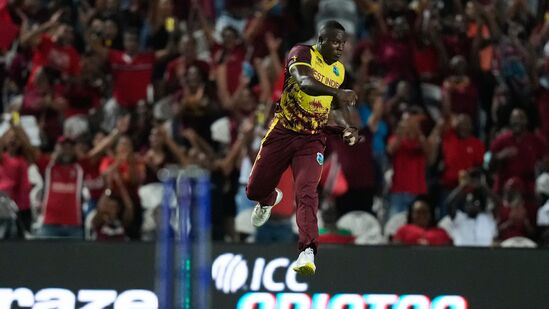 ಸುಲಭ ಗುರಿ ಬೆನ್ನಟ್ಟಿದ ನ್ಯೂಜಿಲೆಂಡ್ ಮತ್ತೊಮ್ಮೆ ಕಳಪೆ ಪ್ರದರ್ಶನ ನೀಡಿತು. ಅಫ್ಘಾನಿಸ್ತಾನ ವಿರುದ್ಧದ ನಂತರ ವಿಂಡೀಸ್ ಎದುರು ಸಹ ಬ್ಯಾಟರ್​ಗಳು ವೈಫಲ್ಯ ಅನುಭವಿಸಿದರು. 20 ಓವರ್​ಗಳಲ್ಲಿ 9 ವಿಕೆಟ್​ ನಷ್ಟಕ್ಕೆ 139 ರನ್​​​ ಗಳಿಸಿತು. ಆರ್​​ಸಿಬಿ ಆಟಗಾರ ಅಲ್ಜಾರಿ ಜೋಸೆಫ್ 4 ವಿಕೆಟ್, ಗುಡಕೇಶ್ ಮೋಟಿ 3 ವಿಕೆಟ್ ಪಡೆದರು.