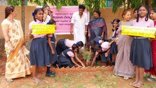 ಮಕ್ಕಳೊಂದಿಗೆ ಸೇರಿಕೊಂಡು ಸಸಿ ನೆಟ್ಟು ಹಸಿರಿನ ಮಹತ್ವವನ್ನು ಶಿವರಾಜಕುಮಾರ್‌ ದಂಪತಿ ಸಾರಿದರು.