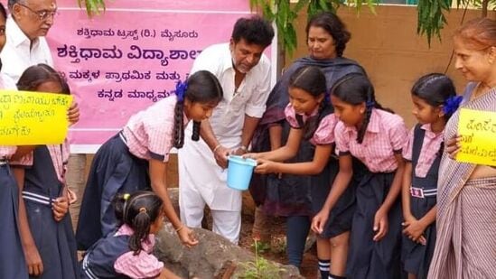 ಹಲವು ಚಟುವಟಿಕೆಗಳಲ್ಲಿ ಭಾಗಿಯಾಗುವ ಶಿವರಾಜಕುಮಾರ್‌ ದಂಪತಿ ಶಕ್ತಿಧಾಮದ ಪರಿಸರ ದಿನಾಚರಣೆಯಲ್ಲೂ ಭಾಗಿಯಾದರು