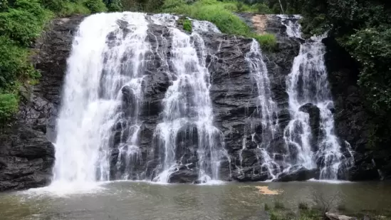 ಕೊಡಗಿನ ಪ್ರಮುಖ ಜಲಪಾತ ಅಬ್ಬಿ( Abbey falls.) ಮಡಿಕೇರಿ ನಗರದಿಂದ ಎಂಟು ಕಿ.ಮಿ ದೂರದಲ್ಲಿರುವ ಅಬ್ಬಿ ಕೂಡ ಮಳೆಗಾಲದಲ್ಲಿ ಪ್ರವಾಸಿಗರನ್ನು ಆಕರ್ಷಿಸುವ ಪ್ರಮುಖ ಜಲಪಾತ.