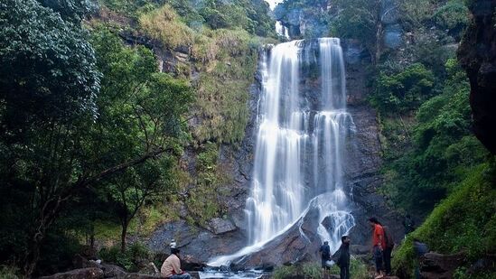 ಚಿಕ್ಕಮಗಳೂರು ಜಿಲ್ಲೆಯ ಸೊಬಗಿನ ಜಲಪಾತ ಹೆಬ್ಬೆ( Hebbe Falls). ಭದ್ರಾ ಹುಲಿ ಯೋಜನೆ ವ್ಯಾಪ್ತಿಯೊಳಗೆ ನೆಲೆಗೊಂಡಿರುವ ಭದ್ರಾ ನದಿಯ ಜಲಪಾತಕ್ಕೂ ಜೀವ ಕಳೆ ಬರುತ್ತಿದೆ. ಇಲ್ಲಿ ಚಿಕ್ಕ ಹಾಗೂ ದೊಡ್ಡ ಹೆಬ್ಬೆ ಎಂಬ ಎರಡು ಜಲಪಾತಗಳಿವೆ. &nbsp;ಎರಡು ಕಿ.ಮಿ ನಡೆದುಕೊಂಡೇ ಅಲ್ಲಿಗೆ ಹೋಗಬೇಕು.