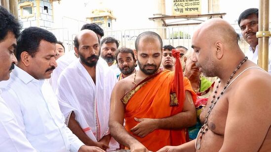 ಬೈಂದೂರು ಶಾಸಕ ಗುರುರಾಜ್ ಗಂಟಿಹೊಳೆ, ಉದ್ಯಮಿ ಪ್ರದೀಪ್ ರಾಠೋಡ್ ಹಾಗೂ ಮಠದ ಶ್ರೀ ಶ್ರೀನಿವಾಸ ತಂತ್ರಿ ದಿವಾನರು ಸ್ವಾಮೀಜಿ ಜೊತೆಗಿದ್ದರು.