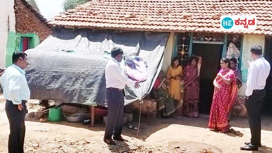 ತುಮಕೂರು: ಎಮ್ಮೇಕರಕನಹಟ್ಟಿಯಲ್ಲಿ ಹುಟ್ಟು ಮುಟ್ಟು ಆಚರಣೆ ಮುಂದುವರಿಕೆಯಾಗಿದ್ದು, ಅಧಿಕಾರಿಗಳು ತಪ್ಪಿತಸ್ಥರನ್ನು ಜೈಲಿಗೆ ಕಳುಹಿಸುವ ಎಚ್ಚರಿಕೆ ನೀಡಿ ಮೌಢ್ಯಾಚರಣೆಯನ್ನು ತಡೆದಿದ್ದಾರೆ. 