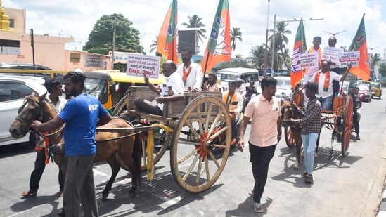 ತುಮಕೂರಿನಲ್ಲಿ ಸೋಮವಾರ ಪೆಟ್ರೋಲ್, ಡೀಸೆಲ್ ಬೆಲೆಏರಿಕೆ ಖಂಡಿಸಿ ಬಿಜೆಪಿ ಕಾರ್ಯಕರ್ತರು ಪ್ರತಿಭಟನೆ ನಡೆಸಿದರು. ತುಮಕೂರಿನಲ್ಲಿ ಸೋಮವಾರ ಪೆಟ್ರೋಲ್, ಡೀಸೆಲ್ ಬೆಲೆಏರಿಕೆ ಖಂಡಿಸಿ ಬಿಜೆಪಿ ಕಾರ್ಯಕರ್ತರು ಪ್ರತಿಭಟನೆ ನಡೆಸಿದರು.