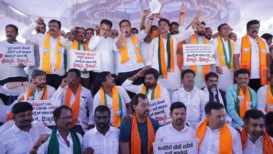 ಕರ್ನಾಟಕದಲ್ಲಿ ಪೆಟ್ರೋಲ್ ಡೀಸೆಲ್ ತೆರಿಗೆ ಏರಿಕೆ ಮಾಡಿದ್ದನ್ನು ವಿರೋಧಿಸಿ ಕರ್ನಾಟಕದಾದ್ಯಂತ ಬಿಜೆಪಿಯವರಿಂದ ಪ್ರತಿಭಟನೆ ನಡೆಯಿತು. ಕರ್ನಾಟಕದಲ್ಲಿ ಪೆಟ್ರೋಲ್ ಡೀಸೆಲ್ ತೆರಿಗೆ ಏರಿಕೆ ಮಾಡಿದ್ದನ್ನು ವಿರೋಧಿಸಿ ಕರ್ನಾಟಕದಾದ್ಯಂತ ಬಿಜೆಪಿಯವರಿಂದ ಪ್ರತಿಭಟನೆ ನಡೆಯಿತು.
