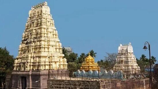 ಆಂಧ್ರದ ಪ್ರಸಿದ್ಧ ಶೈವ ದೇವಾಲಯದ ಹುಂಡಿ ಎಣಿಕೆಯಲ್ಲಿ ಸಿಕ್ಕಿದ್ದು ಬರೋಬ್ಬರಿ 2 ಕೋಟಿ 81 ಲಕ್ಷ ರೂಪಾಯಿ ಆಂಧ್ರದ ಪ್ರಸಿದ್ಧ ಶೈವ ದೇವಾಲಯದ ಹುಂಡಿ ಎಣಿಕೆಯಲ್ಲಿ ಸಿಕ್ಕಿದ್ದು ಬರೋಬ್ಬರಿ 2 ಕೋಟಿ 81 ಲಕ್ಷ ರೂಪಾಯಿ