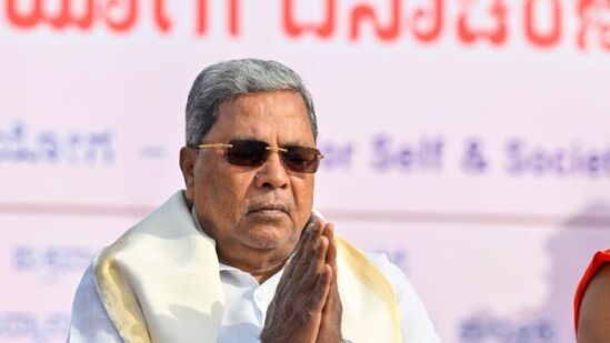 ಮುಖ್ಯಮಂತ್ರಿ ಸಿದ್ದರಾಮಯ್ಯ ಕೂಡ ಯೋಗ ಮಾಡುತ್ತಾರೆ. ಧ್ಯಾನ, ಉಸಿರಾಟದ ಹಲವಾರು ಆಸನಗಳನ್ನು ಮಾಡುತ್ತಾರೆ.&nbsp;