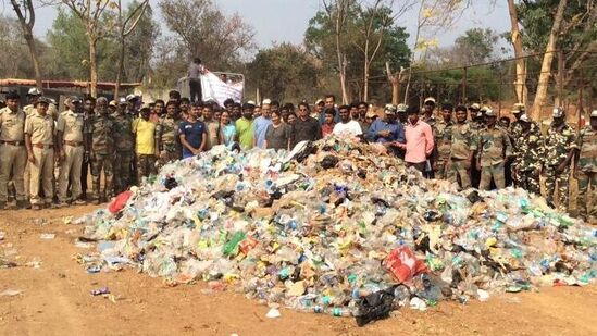 ಮಲೈಮಹಾದೇಶ್ವರ ಬೆಟ್ಟ ಅರಣ್ಯದಲ್ಲಿ ವಶಪಡಿಸಿಕೊಂಡಿದ್ದ ಪ್ಲಾಸ್ಟಿಕ್‌ನೊಂದಿಗೆ ಸಿಬ್ಬಂದಿ