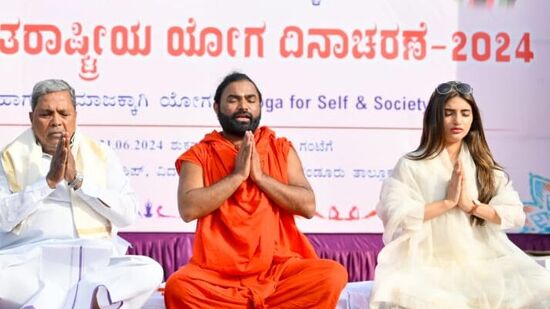 ಬಳ್ಳಾರಿಯ ಜೆಎಸ್ಡಬ್ಲು(JSW) ಟೌನ್ ಶಿಪ್ ನಲ್ಲಿ ಆಯೋಜಿಸಿದ್ದ ಯೋಗದಿನದಲ್ಲಿ ಸಿಎಂ ಸಿದ್ದರಾಮಯ್ಯ, ವಚನಾನಂದ ಸ್ವಾಮೀಜಿ, ನಟಿ ಶ್ರೀಲೀಲಾ, ವಚನಾನಂದ ಸ್ವಾಮೀಜಿ ಸೇರಿ ಹಲವು ಮುಖಂಡರು ಭಾಗಿಯಾದರು. ಬಳ್ಳಾರಿಯ ಜೆಎಸ್ಡಬ್ಲು(JSW) ಟೌನ್ ಶಿಪ್ ನಲ್ಲಿ ಆಯೋಜಿಸಿದ್ದ ಯೋಗದಿನದಲ್ಲಿ ಸಿಎಂ ಸಿದ್ದರಾಮಯ್ಯ, ವಚನಾನಂದ ಸ್ವಾಮೀಜಿ, ನಟಿ ಶ್ರೀಲೀಲಾ, ವಚನಾನಂದ ಸ್ವಾಮೀಜಿ ಸೇರಿ ಹಲವು ಮುಖಂಡರು ಭಾಗಿಯಾದರು.