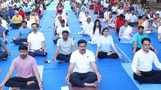 ಜೆಪಿ ರಾಜ್ಯ ಕಾರ್ಯಾಲಯ ಜಗನ್ನಾಥ ಭವನದ ಮುಂಭಾಗದಲ್ಲಿ ಆಯೋಜಿಸಿದ್ದ 'ಅಂತಾರಾಷ್ಟ್ರೀಯ ಯೋಗ ದಿನ' ಕಾರ್ಯಕ್ರಮದಲ್ಲಿ ಬಿಜೆಪಿ ಅಧ್ಯಕ್ಷ ಬಿ.ವೈ.ವಿಜಯೇಂದ್ರ, ಮಾಜಿ ಸಚಿವ ಡಾ.ಅಶವಥ್ನಾರಾಯಣ ಮತ್ತಿತರರು ಭಾಗಿಯಾದರು. ಜೆಪಿ ರಾಜ್ಯ ಕಾರ್ಯಾಲಯ ಜಗನ್ನಾಥ ಭವನದ ಮುಂಭಾಗದಲ್ಲಿ ಆಯೋಜಿಸಿದ್ದ 'ಅಂತಾರಾಷ್ಟ್ರೀಯ ಯೋಗ ದಿನ' ಕಾರ್ಯಕ್ರಮದಲ್ಲಿ ಬಿಜೆಪಿ ಅಧ್ಯಕ್ಷ ಬಿ.ವೈ.ವಿಜಯೇಂದ್ರ, ಮಾಜಿ ಸಚಿವ ಡಾ.ಅಶವಥ್ನಾರಾಯಣ ಮತ್ತಿತರರು ಭಾಗಿಯಾದರು.