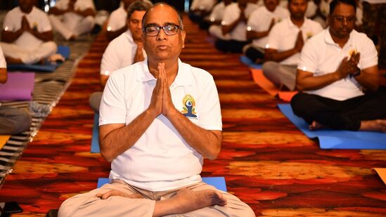 ಹುಬ್ಬಳ್ಳಿಯ ಗದಗ ರಸ್ತೆಯಲ್ಲಿರುವ ಚಾಲುಕ್ಯ ರೈಲ್ವೆ ಇನ್ಸ್ಟಿಟ್ಯೂಟ್ನಲ್ಲಿ ನೈಋತ್ಯ ರೈಲ್ವೆಯಿಂದ 10ನೇ ಅಂತರಾಷ್ಟ್ರೀಯ ಯೋಗ ದಿನವನ್ನು ಸಂಭ್ರಮದಿಂದ ಆಚರಿಸಲಾಯಿತು. ಖ್ಯಾತ ಯೋಗ ತರಬೇತುದಾರ ಮತ್ತು ರಾಜ್ಯ ಮಟ್ಟದ ಚಿನ್ನದ ಪದಕ ವಿಜೇತೆ ಶ್ರೀಮತಿ ಉಷಾ ಮೋದ್ ಅವರು ವಿವಿಧ ಆಸನಗಳು (ದೈಹಿಕ ಭಂಗಿಗಳು) ಪ್ರದರ್ಶಿಸಿದರು ಹುಬ್ಬಳ್ಳಿಯ ಗದಗ ರಸ್ತೆಯಲ್ಲಿರುವ ಚಾಲುಕ್ಯ ರೈಲ್ವೆ ಇನ್ಸ್ಟಿಟ್ಯೂಟ್ನಲ್ಲಿ ನೈಋತ್ಯ ರೈಲ್ವೆಯಿಂದ 10ನೇ ಅಂತರಾಷ್ಟ್ರೀಯ ಯೋಗ ದಿನವನ್ನು ಸಂಭ್ರಮದಿಂದ ಆಚರಿಸಲಾಯಿತು. ಖ್ಯಾತ ಯೋಗ ತರಬೇತುದಾರ ಮತ್ತು ರಾಜ್ಯ ಮಟ್ಟದ ಚಿನ್ನದ ಪದಕ ವಿಜೇತೆ ಶ್ರೀಮತಿ ಉಷಾ ಮೋದ್ ಅವರು ವಿವಿಧ ಆಸನಗಳು (ದೈಹಿಕ ಭಂಗಿಗಳು) ಪ್ರದರ್ಶಿಸಿದರು