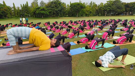 ಮಂಡ್ಯ ಜಿಲ್ಲಾಡಳಿತ, ಜಿಲ್ಲಾ ಪಂಚಾಯತ್, ಆಯುಷ್ ಇಲಾಖೆ ಹಾಗೂ ವಿವಿಧ ಸಂಘ ಸಂಸ್ಥೆಗಳ ಸಹಯೋಗದೊಂದಿಗೆ ಆಯೋಜಿಸಲಾಗಿದ್ದ 10 ನೇ ಅಂತರಾಷ್ಟ್ರೀಯ ಯೋಗದಿನಾಚರಣೆ ಭಾಗವಾಗಿ ಯೋಗ ಪ್ರದರ್ಶನ ನೀಡಲಾಯಿತು. ಮಂಡ್ಯ ಜಿಲ್ಲಾಡಳಿತ, ಜಿಲ್ಲಾ ಪಂಚಾಯತ್, ಆಯುಷ್ ಇಲಾಖೆ ಹಾಗೂ ವಿವಿಧ ಸಂಘ ಸಂಸ್ಥೆಗಳ ಸಹಯೋಗದೊಂದಿಗೆ ಆಯೋಜಿಸಲಾಗಿದ್ದ 10 ನೇ ಅಂತರಾಷ್ಟ್ರೀಯ ಯೋಗದಿನಾಚರಣೆ ಭಾಗವಾಗಿ ಯೋಗ ಪ್ರದರ್ಶನ ನೀಡಲಾಯಿತು.