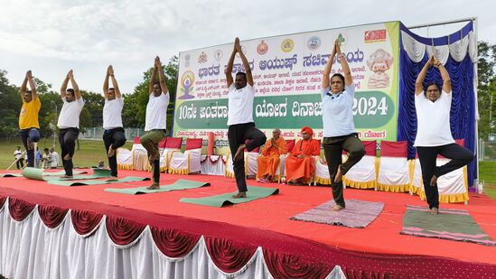 ಮಂಡ್ಯ ಜಿಲ್ಲಾಡಳಿತ, ಜಿಲ್ಲಾ ಪಂಚಾಯತ್, ಆಯುಷ್ ಇಲಾಖೆ ಹಾಗೂ ವಿವಿಧ ಸಂಘ ಸಂಸ್ಥೆಗಳ ಸಹಯೋಗದೊಂದಿಗೆ ಆಯೋಜಿಸಲಾಗಿದ್ದ 10 ನೇ ಅಂತರಾಷ್ಟ್ರೀಯ ಯೋಗದಿನಾಚರಣೆಯಲ್ಲಿ ಡಿಸಿ ಡಾ.ಕುಮಾರ, ಎಸ್ಪಿ ಯತೀಶ್, ಜಿಪಂ ಸಿಇಒ ಶೇಖ್ ತನ್ವೀರ್ ಆಸಿಫ್ ಭಾಗಿಯಾದರು. ಮಂಡ್ಯ ಜಿಲ್ಲಾಡಳಿತ, ಜಿಲ್ಲಾ ಪಂಚಾಯತ್, ಆಯುಷ್ ಇಲಾಖೆ ಹಾಗೂ ವಿವಿಧ ಸಂಘ ಸಂಸ್ಥೆಗಳ ಸಹಯೋಗದೊಂದಿಗೆ ಆಯೋಜಿಸಲಾಗಿದ್ದ 10 ನೇ ಅಂತರಾಷ್ಟ್ರೀಯ ಯೋಗದಿನಾಚರಣೆಯಲ್ಲಿ ಡಿಸಿ ಡಾ.ಕುಮಾರ, ಎಸ್ಪಿ ಯತೀಶ್, ಜಿಪಂ ಸಿಇಒ ಶೇಖ್ ತನ್ವೀರ್ ಆಸಿಫ್ ಭಾಗಿಯಾದರು.