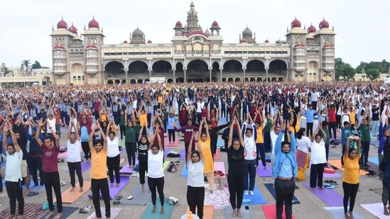 ಮೈಸೂರು ಅರಮನೆ ಆವರಣದಲ್ಲಿ ಜಿಲ್ಲಾಡಳಿತ, ಜಿಲ್ಲಾ ಪಂಚಾಯಿತಿ ಹಾಗೂ ಆಯುಷ್ ಇಲಾಖೆ ವತಿಯಿಂದ ನಡೆದ ಹತ್ತನೇ ಅಂತಾರಾಷ್ಟ್ರೀಯ ಯೋಗ ದಿನಾಚರಣೆಯಲ್ಲಿ ಭಾಗವಹಿಸಿದ್ದ ಯೋಗ ಪಟುಗಳು. ಮೈಸೂರು ಅರಮನೆ ಆವರಣದಲ್ಲಿ ಜಿಲ್ಲಾಡಳಿತ, ಜಿಲ್ಲಾ ಪಂಚಾಯಿತಿ ಹಾಗೂ ಆಯುಷ್ ಇಲಾಖೆ ವತಿಯಿಂದ ನಡೆದ ಹತ್ತನೇ ಅಂತಾರಾಷ್ಟ್ರೀಯ ಯೋಗ ದಿನಾಚರಣೆಯಲ್ಲಿ ಭಾಗವಹಿಸಿದ್ದ ಯೋಗ ಪಟುಗಳು. 
