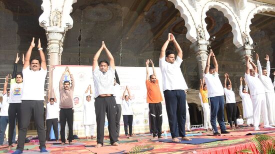 ಮೈಸೂರು ಅರಮನೆ ಆವರಣದಲ್ಲಿ ಜಿಲ್ಲಾಡಳಿತ, ಜಿಲ್ಲಾ ಪಂಚಾಯಿತಿ ಹಾಗೂ ಆಯುಷ್ ಇಲಾಖೆ ವತಿಯಿಂದ ನಡೆದ ಹತ್ತನೇ ಅಂತಾರಾಷ್ಟ್ರೀಯ ಯೋಗ ದಿನಾಚರಣೆಯಲ್ಲಿ ಸಚಿವ ಡಾ.ಮಹದೇವಪ್ಪ, ಸಂಸದ ಯದುವೀರ್ ಒಡೆಯರ್, ಡಿಸಿ ಡಾ.ರಾಜೇಂದ್ರ, ಪೊಲೀಸ್ ಆಯುಕ್ತ ಬಿ.ರಮೇಶ್ ಮತ್ತಿತರರು ಭಾಗಿಯಾದರು. ಮೈಸೂರು ಅರಮನೆ ಆವರಣದಲ್ಲಿ ಜಿಲ್ಲಾಡಳಿತ, ಜಿಲ್ಲಾ ಪಂಚಾಯಿತಿ ಹಾಗೂ ಆಯುಷ್ ಇಲಾಖೆ ವತಿಯಿಂದ ನಡೆದ ಹತ್ತನೇ ಅಂತಾರಾಷ್ಟ್ರೀಯ ಯೋಗ ದಿನಾಚರಣೆಯಲ್ಲಿ ಸಚಿವ ಡಾ.ಮಹದೇವಪ್ಪ, ಸಂಸದ ಯದುವೀರ್ ಒಡೆಯರ್, ಡಿಸಿ ಡಾ.ರಾಜೇಂದ್ರ, ಪೊಲೀಸ್ ಆಯುಕ್ತ ಬಿ.ರಮೇಶ್ ಮತ್ತಿತರರು ಭಾಗಿಯಾದರು.