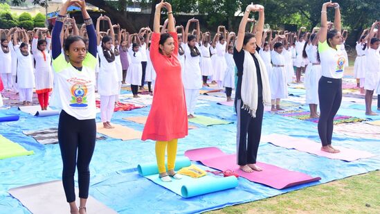 ಕೇಂದ್ರ ಸಂವಹನ ಇಲಾಖೆ ವಾರ್ತಾ ಮತ್ತು ಪ್ರಸಾರ ಸಚಿವಾಲಯ ಭಾರತ ಸರ್ಕಾರ ಮೈಸೂರು ವತಿಯಿಂದ ಶ್ರೀ ವಾಣಿವಿಲಾಸ ಅರಸು ಬಾಲಿಕ ಪ್ರೌಢಶಾಲೆಯಲ್ಲಿ 10 ನೇ ಅಂತಾರಾಷ್ಟ್ರೀಯ ಯೋಗ ದಿನ ಕಾರ್ಯಕ್ರಮ ಆಯೋಜಿಸಲಾಗಿತ್ತು. ಕೇಂದ್ರ ಸಂವಹನ ಇಲಾಖೆ ಕ್ಷೇತ್ರ ಪ್ರಚಾರ ಅಧಿಕಾರಿ ಶ್ರುತಿಧ್ಯಾನ್ ಸಹಿತ ಹಲವರು ಭಾಗಿಯಾದರು. ಕೇಂದ್ರ ಸಂವಹನ ಇಲಾಖೆ ವಾರ್ತಾ ಮತ್ತು ಪ್ರಸಾರ ಸಚಿವಾಲಯ ಭಾರತ ಸರ್ಕಾರ ಮೈಸೂರು ವತಿಯಿಂದ ಶ್ರೀ ವಾಣಿವಿಲಾಸ ಅರಸು ಬಾಲಿಕ ಪ್ರೌಢಶಾಲೆಯಲ್ಲಿ 10 ನೇ ಅಂತಾರಾಷ್ಟ್ರೀಯ ಯೋಗ ದಿನ ಕಾರ್ಯಕ್ರಮ ಆಯೋಜಿಸಲಾಗಿತ್ತು. ಕೇಂದ್ರ ಸಂವಹನ ಇಲಾಖೆ ಕ್ಷೇತ್ರ ಪ್ರಚಾರ ಅಧಿಕಾರಿ ಶ್ರುತಿಧ್ಯಾನ್ ಸಹಿತ ಹಲವರು ಭಾಗಿಯಾದರು.