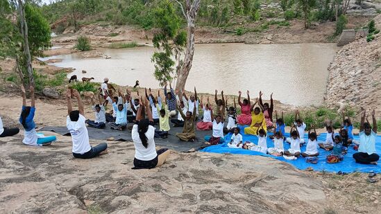 ತುಮಕೂರು ಜಿಲ್ಲೆ ಕೊರಟಗೆರೆ ತಾಲ್ಲೂಕಿನ ಗ್ರಾಮ ಪಂಚಾಯಿತಿ ವ್ಯಾಪ್ತಿಯ ಅಮೃತ ಸರೋವರಗಳ ಆವರಣದಲ್ಲಿ ಅಂತರಾಷ್ಟ್ರೀಯ ಯೋಗ ದಿನವನ್ನು ಆಚರಿಸಲಾಯಿತು. ತುಮಕೂರು ಜಿಲ್ಲೆ ಕೊರಟಗೆರೆ ತಾಲ್ಲೂಕಿನ ಗ್ರಾಮ ಪಂಚಾಯಿತಿ ವ್ಯಾಪ್ತಿಯ ಅಮೃತ ಸರೋವರಗಳ ಆವರಣದಲ್ಲಿ ಅಂತರಾಷ್ಟ್ರೀಯ ಯೋಗ ದಿನವನ್ನು ಆಚರಿಸಲಾಯಿತು.