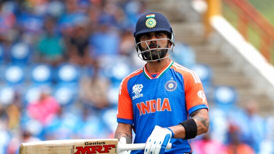 ಪ್ರಸಕ್ತ ಆವೃತ್ತಿಯಲ್ಲಿ ಯುನೈಟೆಡ್ ಸ್ಟೇಟ್ಸ್ ಆಫ್ ಅಮೇರಿಕಾ ವಿರುದ್ಧ ಭಾರತ ಪಂದ್ಯದಲ್ಲಿ T20 ವಿಶ್ವಕಪ್ನಲ್ಲಿ ತಮ್ಮ ಮೊದಲ ಗೋಲ್ಡನ್ ಡಕ್ ಆಗಿದ್ದರು. ಇಂದು 5 ಎಸೆತ ಎದುರಿಸಿ ಶೂನ್ಯಕ್ಕೆ ಔಟಾದರು. ಟಿ20 ವಿಶ್ವಕಪ್ನ ಒಂದೇ ಆವೃತ್ತಿಯಲ್ಲಿ ಕೊಹ್ಲಿ ಮತ್ತು ನೆಹ್ರಾ ಮಾತ್ರ ಎರಡು ಬಾರಿ ಡಕೌಟ್ ಆದ ಕಳಪೆ ದಾಖಲೆ ನಿರ್ಮಿಸಿದ್ದಾರೆ. ಭಾರತದ ಮಾಜಿ ವೇಗಿ ನೆಹ್ರಾ 2010ರ ಟಿ20 ವಿಶ್ವಕಪ್ನಲ್ಲಿ ಎರಡು ಬಾರಿ ಡಕ್ ಔಟ್ ಆಗಿದ್ದರು. ಪ್ರಸಕ್ತ ಆವೃತ್ತಿಯಲ್ಲಿ ಯುನೈಟೆಡ್ ಸ್ಟೇಟ್ಸ್ ಆಫ್ ಅಮೇರಿಕಾ ವಿರುದ್ಧ ಭಾರತ ಪಂದ್ಯದಲ್ಲಿ T20 ವಿಶ್ವಕಪ್ನಲ್ಲಿ ತಮ್ಮ ಮೊದಲ ಗೋಲ್ಡನ್ ಡಕ್ ಆಗಿದ್ದರು. ಇಂದು 5 ಎಸೆತ ಎದುರಿಸಿ ಶೂನ್ಯಕ್ಕೆ ಔಟಾದರು. ಟಿ20 ವಿಶ್ವಕಪ್ನ ಒಂದೇ ಆವೃತ್ತಿಯಲ್ಲಿ ಕೊಹ್ಲಿ ಮತ್ತು ನೆಹ್ರಾ ಮಾತ್ರ ಎರಡು ಬಾರಿ ಡಕೌಟ್ ಆದ ಕಳಪೆ ದಾಖಲೆ ನಿರ್ಮಿಸಿದ್ದಾರೆ. ಭಾರತದ ಮಾಜಿ ವೇಗಿ ನೆಹ್ರಾ 2010ರ ಟಿ20 ವಿಶ್ವಕಪ್ನಲ್ಲಿ ಎರಡು ಬಾರಿ ಡಕ್ ಔಟ್ ಆಗಿದ್ದರು.