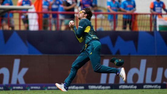 ಜೋಶ್ ಹೇಜಲ್ವುಡ್ ಎಸೆತದಲ್ಲಿ ವಿರಾಟ್ ಟಿಮ್ ಡೇವಿಡ್ಗೆ ಕ್ಯಾಚ್ ನೀಡಿ ಔಟಾದರು. ವಿರಾಟ್ ಐದು ಎಸೆತಗಳನ್ನು ಎದುರಿಸಿ ಡಕ್ ಔಟ್ ಆದರು. ಜೋಶ್ ಹೇಜಲ್ವುಡ್ ಎಸೆತದಲ್ಲಿ ವಿರಾಟ್ ಟಿಮ್ ಡೇವಿಡ್ಗೆ ಕ್ಯಾಚ್ ನೀಡಿ ಔಟಾದರು. ವಿರಾಟ್ ಐದು ಎಸೆತಗಳನ್ನು ಎದುರಿಸಿ ಡಕ್ ಔಟ್ ಆದರು.