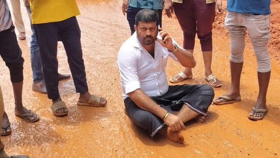 ಮಳೆಯಿಂದ ಆಗಿರುವ ರಸ್ತೆ ಅವ್ಯವಸ್ಥೆ ಸರಿಪಡಿಸಲು ಆಗ್ರಹಿಸಿ ಪ್ರತಿಭಟನೆಗೆ ಇಳಿದ ಹೊಟೇಲ್ ಮಾಲೀಕ ಮಳೆಯಿಂದ ಆಗಿರುವ ರಸ್ತೆ ಅವ್ಯವಸ್ಥೆ ಸರಿಪಡಿಸಲು ಆಗ್ರಹಿಸಿ ಪ್ರತಿಭಟನೆಗೆ ಇಳಿದ ಹೊಟೇಲ್ ಮಾಲೀಕ