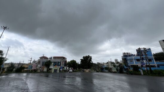 ಕೊಡಗಿನಲ್ಲಿ ಎಡಬಿಡದೇ ಮಳೆ ಸುರಿಯುತ್ತಿದೆ. ಭಾಗಮಂಡಲ, ತಲಕಾವೇರಿ ಮಾತ್ರವಲ್ಲದೇ ಮಡಿಕೇರಿಯಲ್ಲೂ ಮಳೆಯಾಗುತ್ತಿದೆ.