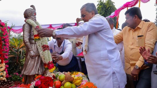 ನಾಡಪ್ರಭು ಕೆಂಪೇಗೌಡರ ಜಯಂತಿ ಹಿನ್ನೆಲೆಯಲ್ಲಿ ಅವರ ಪುತ್ಥಳಿಗೆ ಸಿಎಂ ಸಿದ್ದರಾಮಯ್ಯ ಅವರು ಪುಷ್ಪ ನಮನ ಸಲ್ಲಿಸಿದರು.