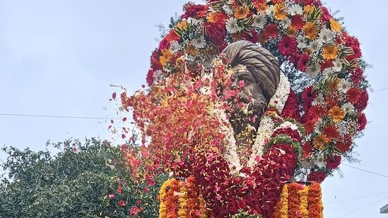 ಬೆಂಗಳೂರು ಕಟ್ಟಿದ ದೊರೆ ನಾಡಪ್ರಭು ಕೆಂಪೇಗೌಡರ 515ನೇ ಜಯಂತಿಯನ್ನು ಎಚ್ಎಸ್ಆರ್ ಬಡಾವಣೆಯಲ್ಲಿ ಇರುವಂತಹ ನಾಡಪ್ರಭು ಕೆಂಪೇಗೌಡರ ಪ್ರತಿಮೆಗೆ ಪುಷ್ಪಾರ್ಚನೆ ಮಾಡಿ ಜಯಂತೋತ್ಸವವನ್ನು ಆಚರಿಸಲಾಯಿತು.